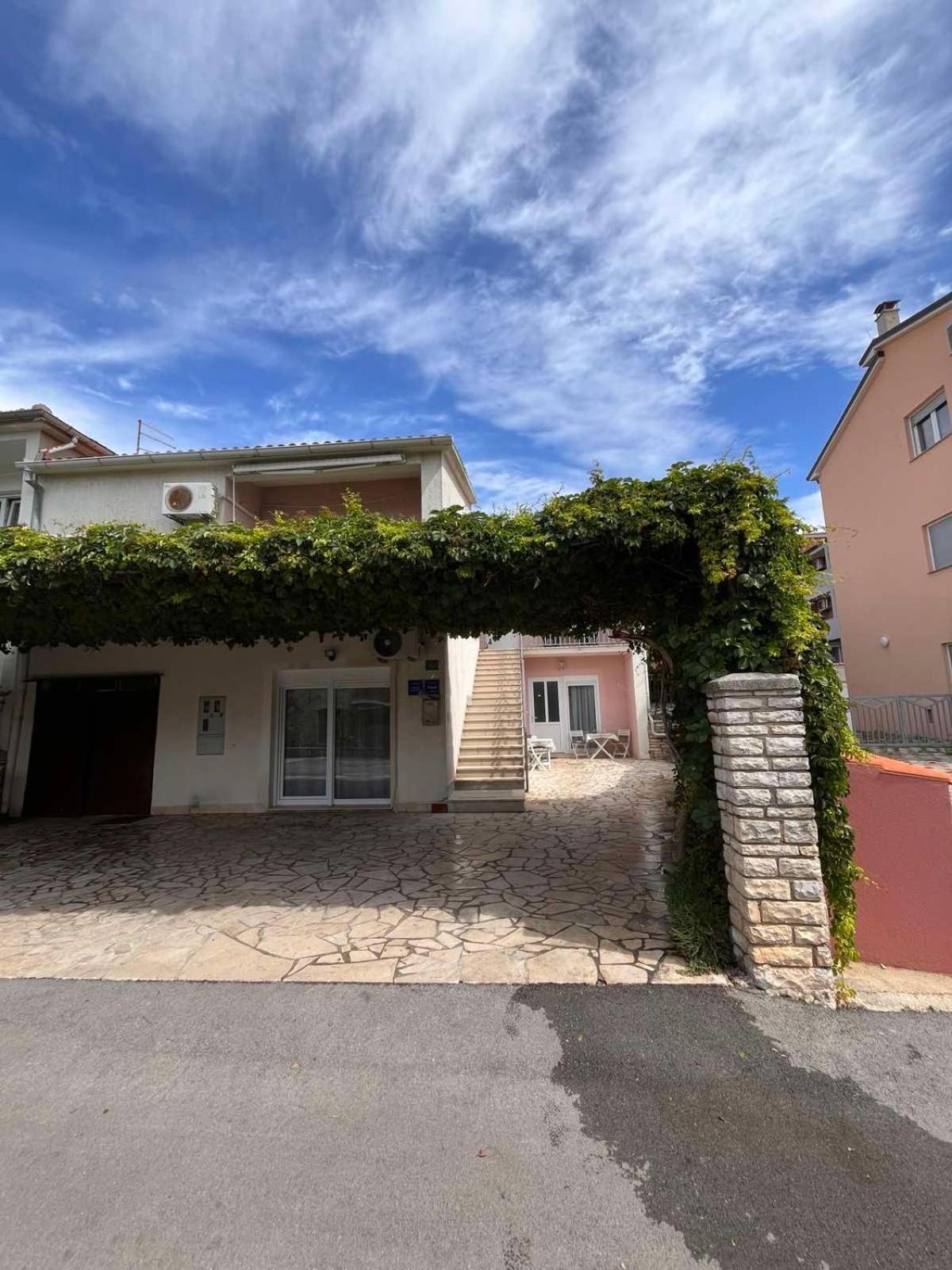 Apartments Mirijana プーラ エクステリア 写真